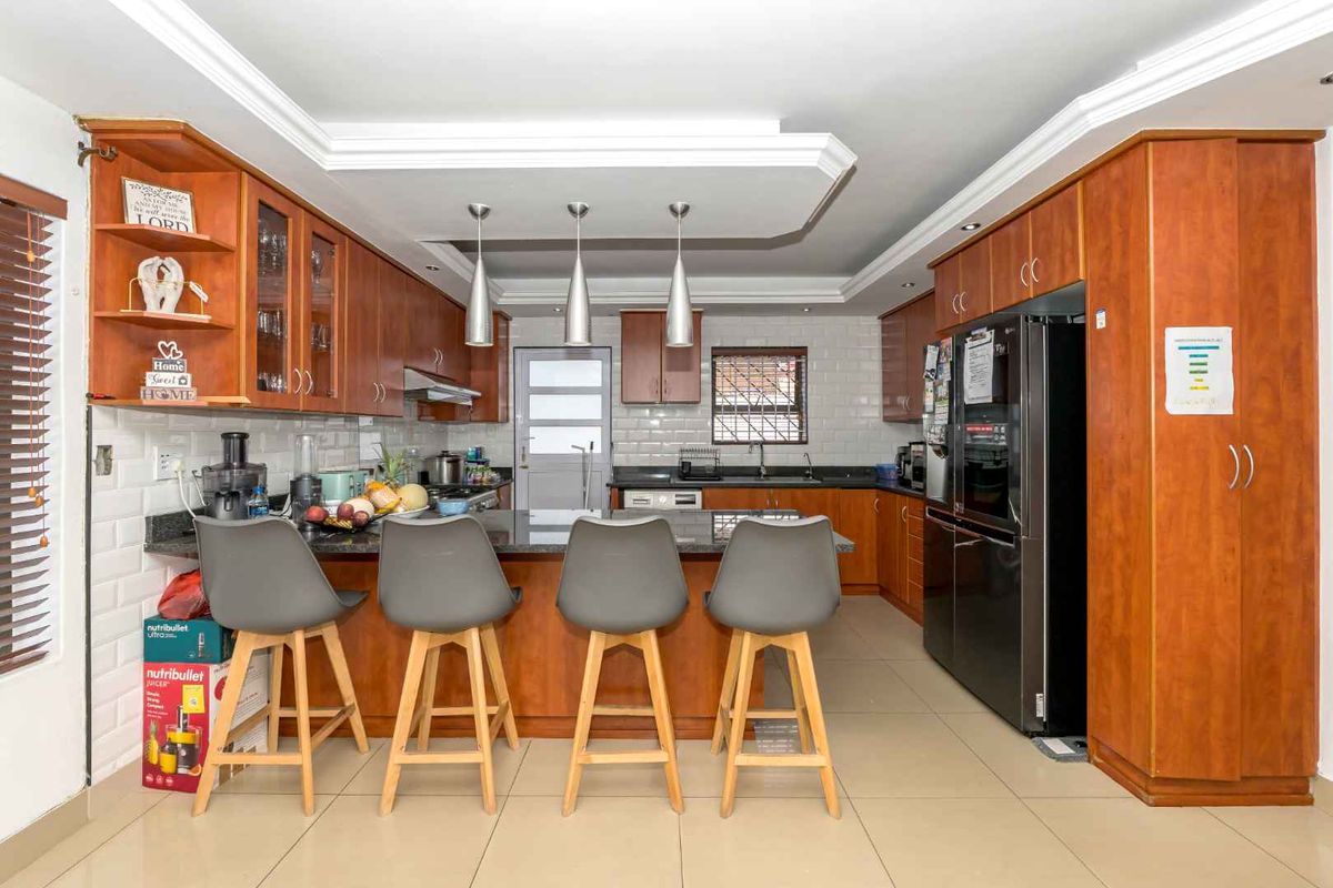 Family Home with Pool, Solar & Exceptional Entertainment Space in Vredelust - Photo 4