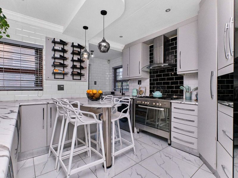 A Home That Has It All, Comfort, Style & Sustainability - Photo 7