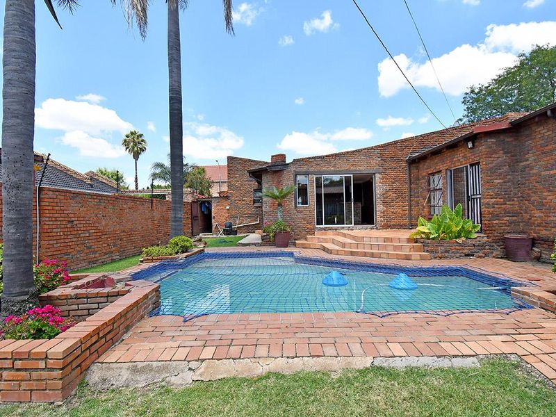 Entertainers Delight with a granny flat and pool - Photo 2