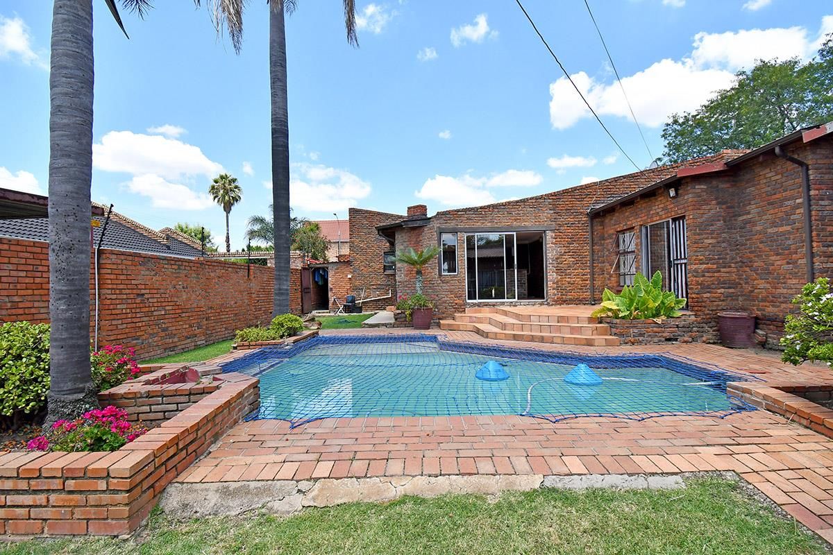 Entertainers Delight with a granny flat and pool - Photo 2