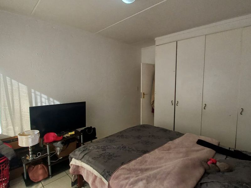 Well Maintained Complex - 2 bedroom ground floor + spacious lounge & enclosed stoop - Photo 10