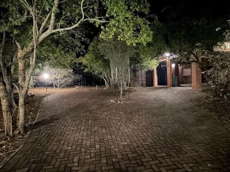 Immaculate Oasis: A Rare Find - Photo 2