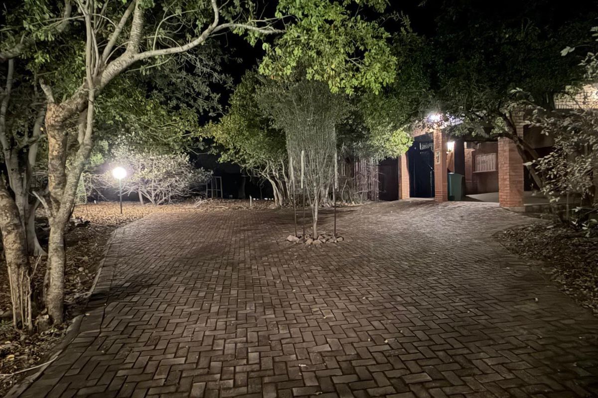 Immaculate Oasis: A Rare Find - Photo 2