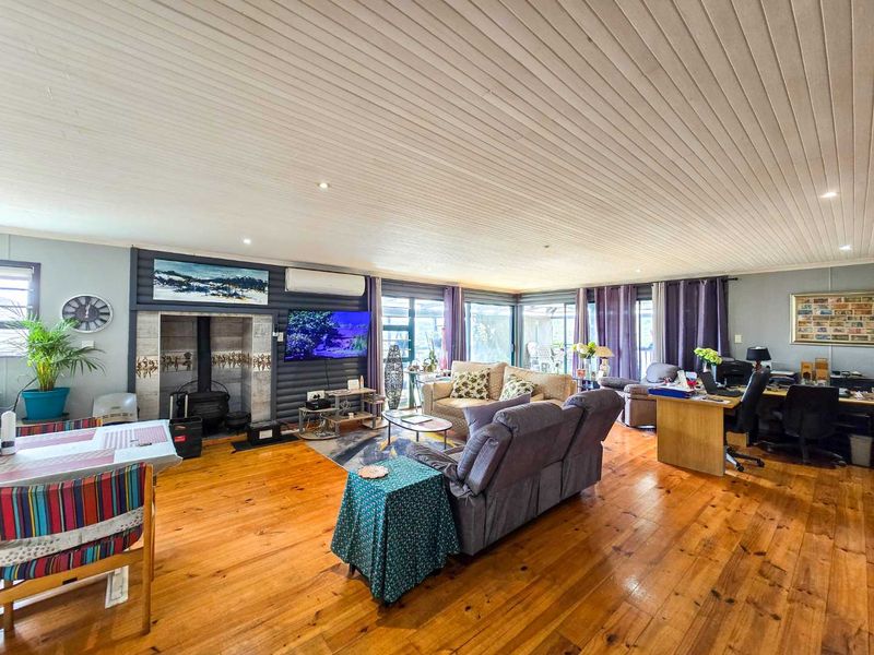 Family home with river view for sale in Stilbaai-Wes. - Photo 2