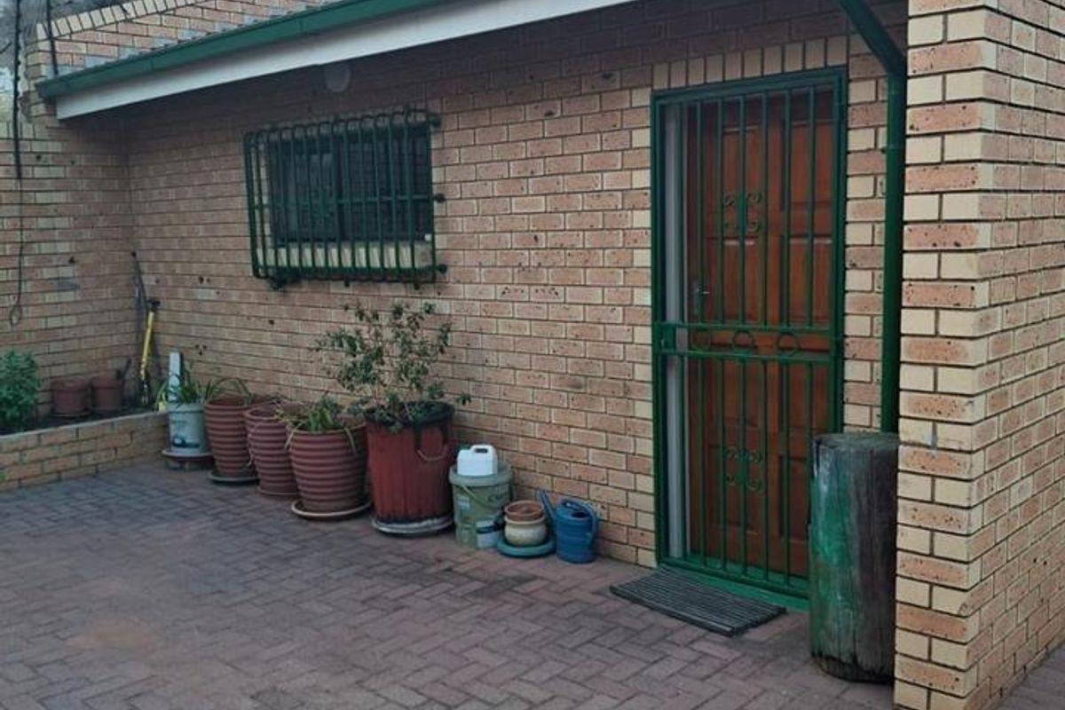 Neat 2-Bedroom Home with Separate Cottage and Double Garage - Photo 5