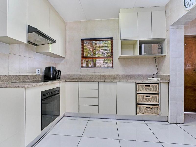Staggering Cluster house in Midrand Vorna Valley right across Mall of Africa - Photo 9