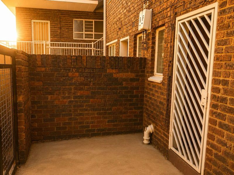Invest TLC in this charming duplex with large garden space - Photo 9