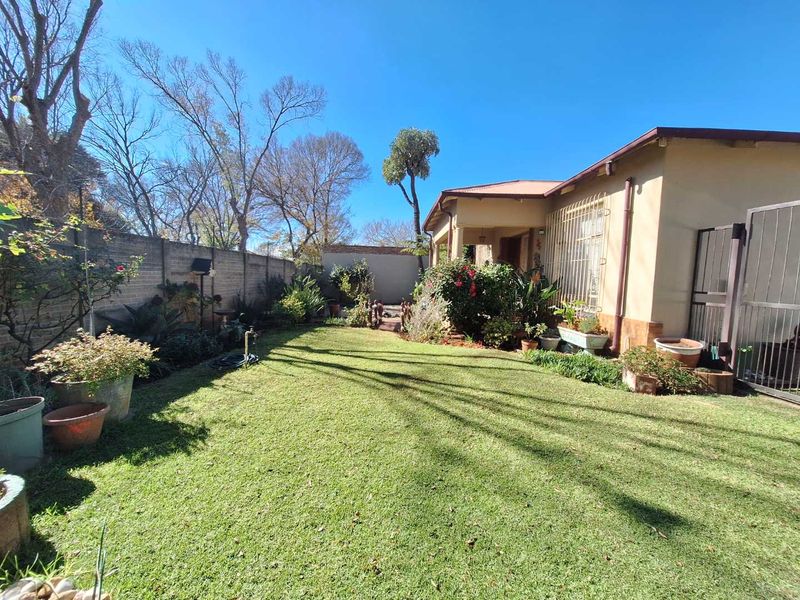Bright, Spacious Living with Bonus Outbuildings & Garages in Boksburg North - Photo 6