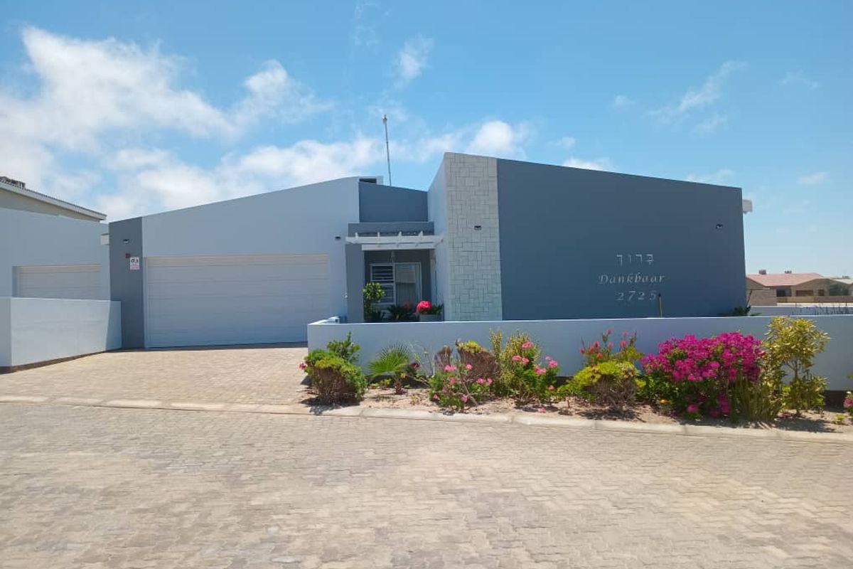 MODERN WELL-MAINTAINED HOUSE WITH FLAT FOR SALE IN HENTIES BAY - NAMIBIA - Photo 2