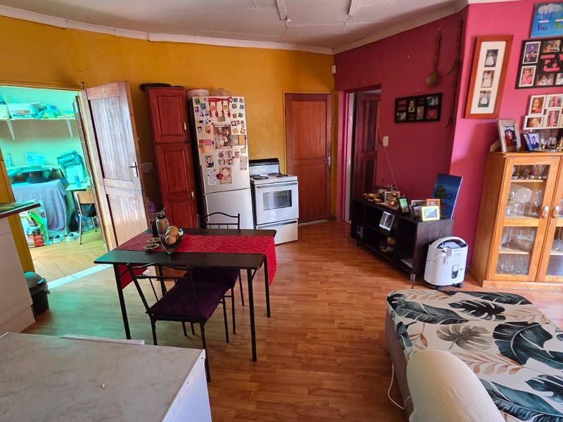 "Expand Your Vision: 3-Bed Home with Separate Flat!" - Photo 6