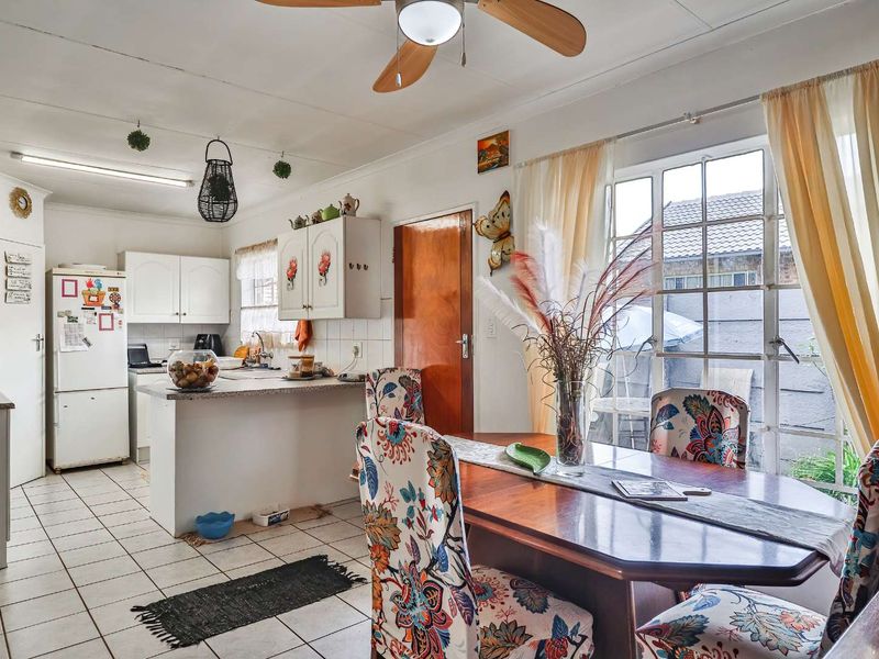 Spacious 2 Bedroom unit with beautiful garden in Doornpoort - Photo 5