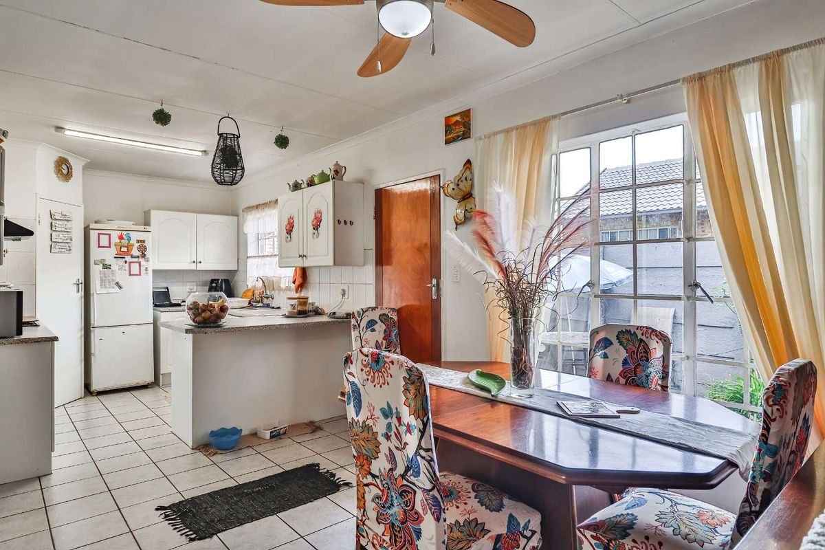 Spacious 2 Bedroom unit with beautiful garden in Doornpoort - Photo 5