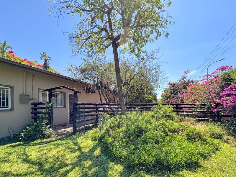 Otjiwarongo:  Neat home with flat on large plot is for Sale - Photo 4