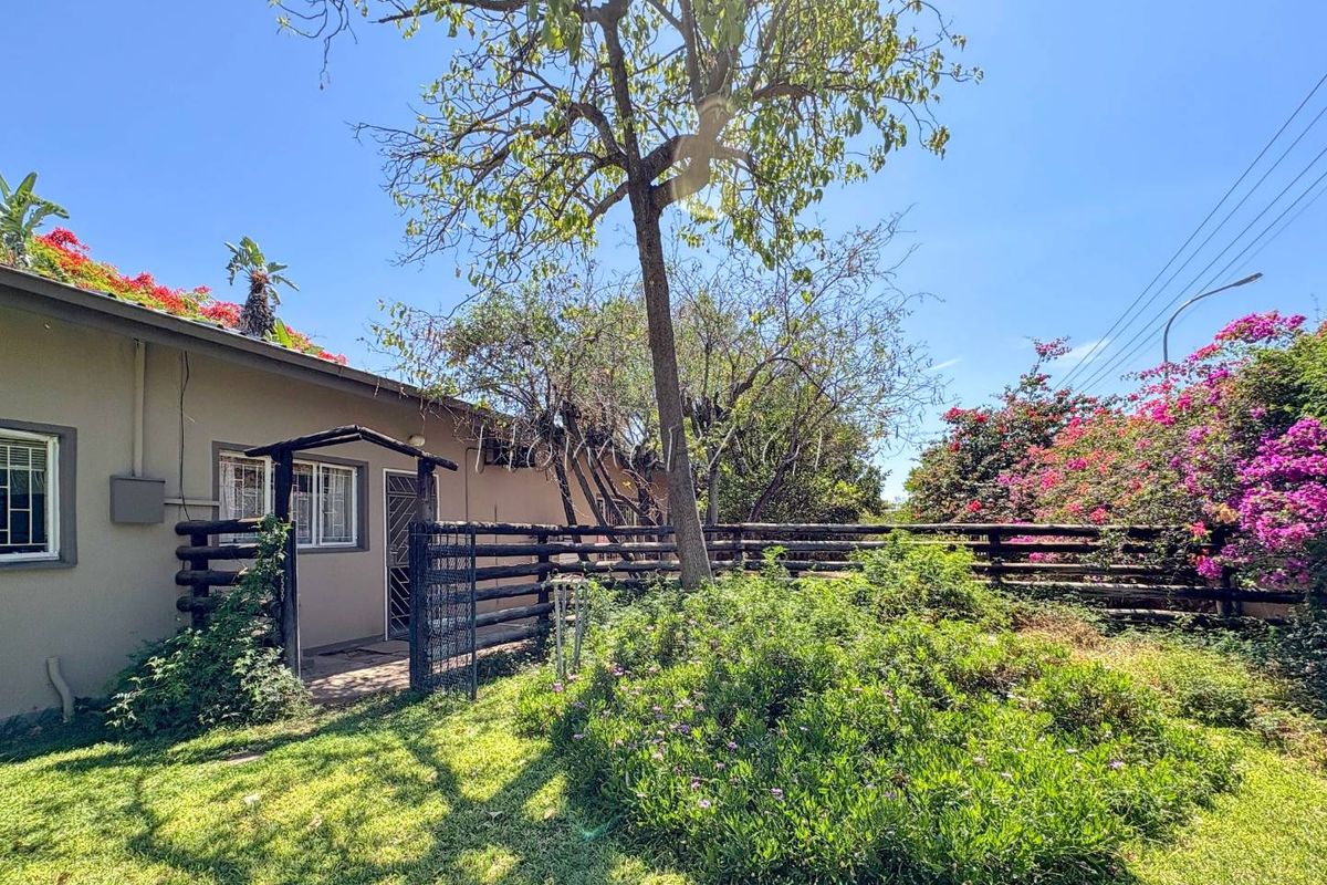 Otjiwarongo:  Neat home with flat on large plot is for Sale - Photo 4