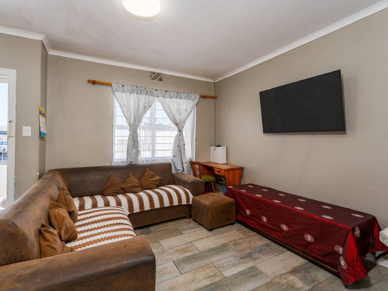 Neat, Move-In Ready 2 Bedroom Home in Silvertown + 2 Bedroom Nutec Dwelling - Photo 4