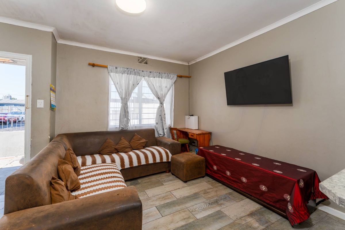 Neat, Move-In Ready 2 Bedroom Home in Silvertown + 2 Bedroom Nutec Dwelling - Photo 4