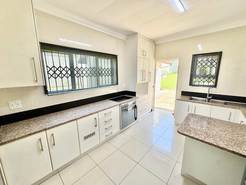 Hendra Estates - Modern Coastal Gem — Spacious Single-Level Home with Pool and Prime Beachside Location! - Photo 6