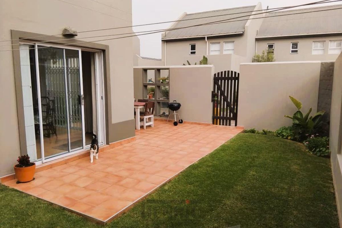 Secure Complex Living - Photo 2