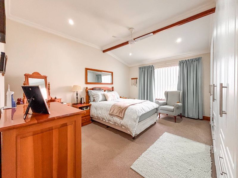 2 Bedroom Top-Floor Apartment for Sale in Howick - Photo 1