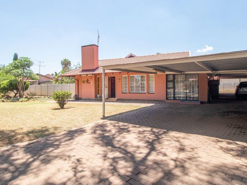 Charming Family Home with Pool & Garden in Mackenzie Park! - Photo 2