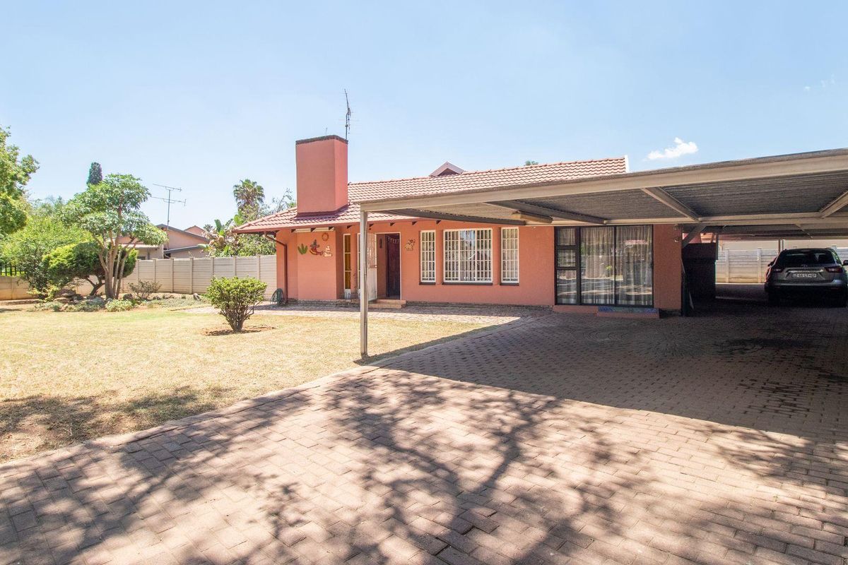 Charming Family Home with Pool & Garden in Mackenzie Park! - Photo 2