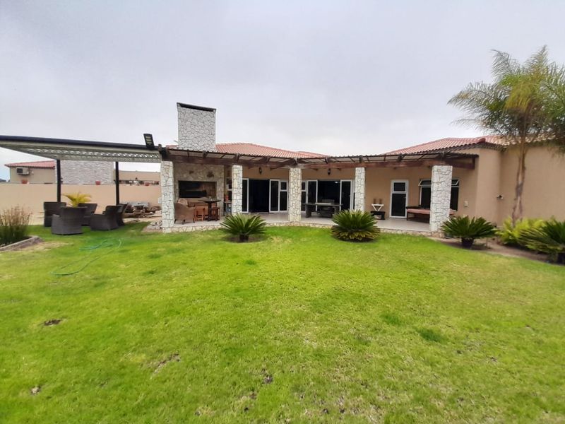 ROSSMUND GOLF ESTATE: Perfect Family Home on the 15th Hole!! - Photo 7