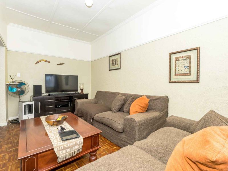 Beautiful Family Home with Separate Cottage in Wynberg Village - Photo 7