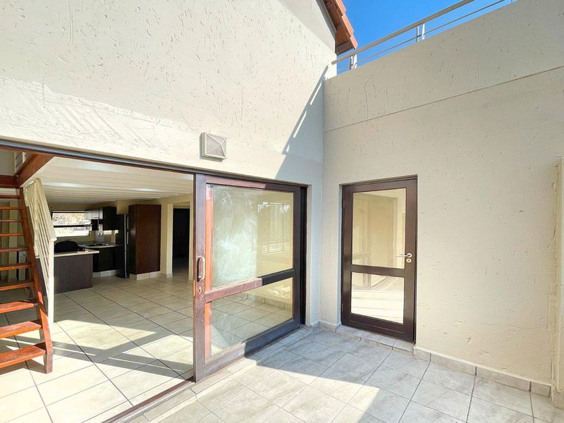 Charming 2 Bedroom Loft Apartment in Secure Complex - Photo 9