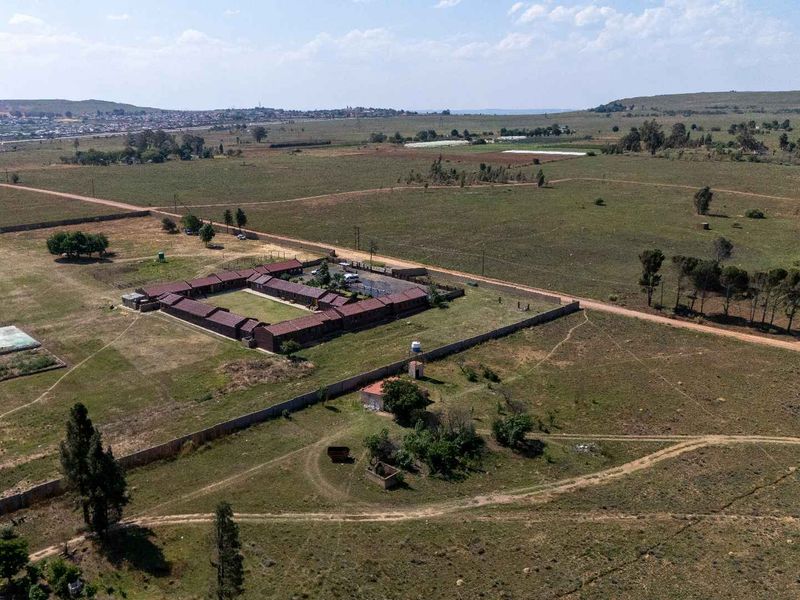 Spacious Stand with Endless Potential - Photo 6