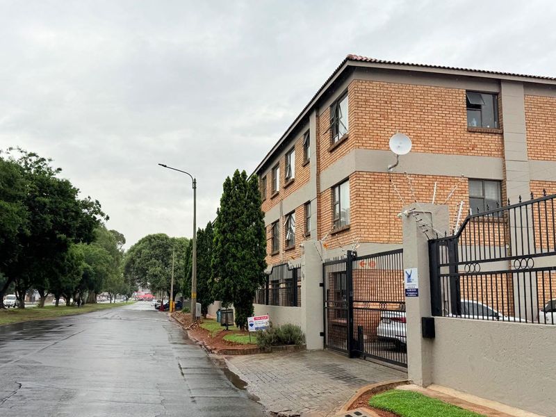 Charming 2bedroom with Garden: Steps from City Center! - Photo 3