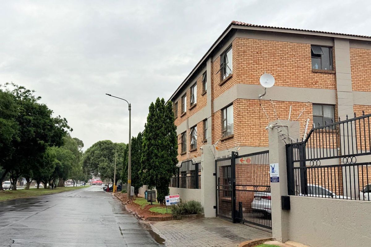 Charming 2bedroom with Garden: Steps from City Center! - Photo 3