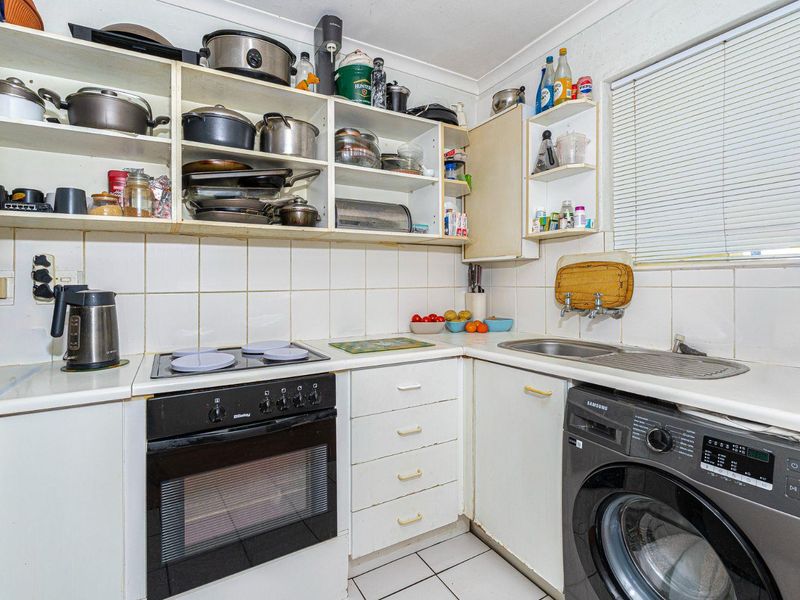 Beautiful 3 bedroom Duplex Apartment in Diep River R2 495 000.00 - Photo 5