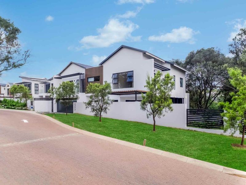 4 Bedroom House for Sale in Helderfontein Estate - Photo 2