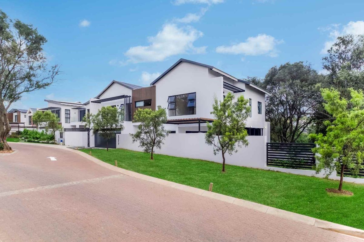 4 Bedroom House for Sale in Helderfontein Estate - Photo 2