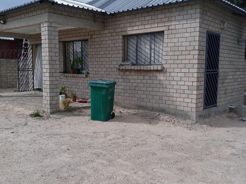 Buy a 3 bedroom house in Ondangwa, Extension 2, Selling at N$ 800 000 excluding costs. Erf size 450 square meters 3 bedrooms, master bedroom with ensuite  Open - Photo 1