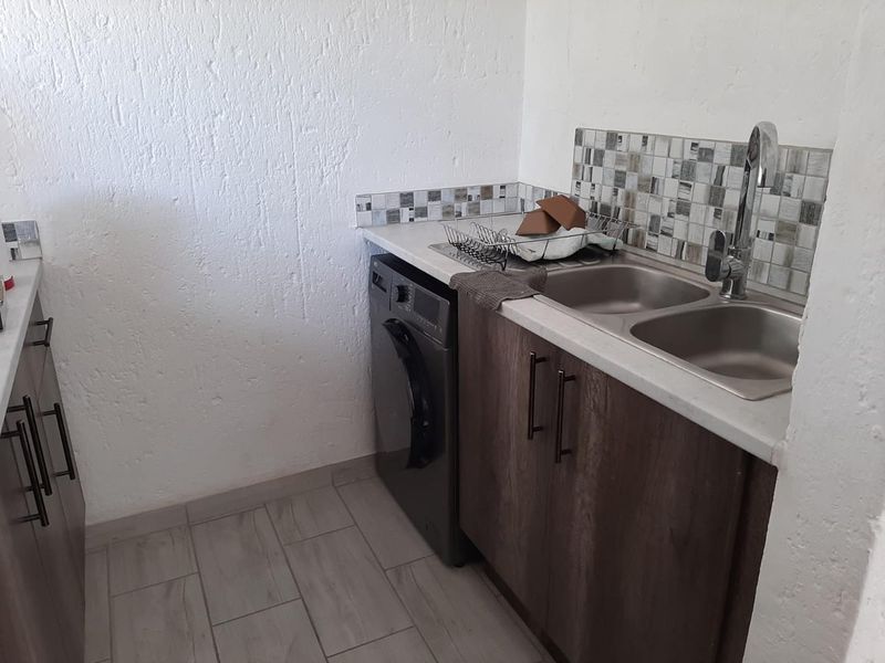 Your Dream 2-Bed Townhouse in Lakefield's Prime Location! - Photo 7