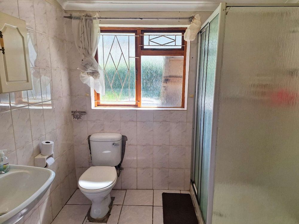 En-suite bathroom, main bedroom