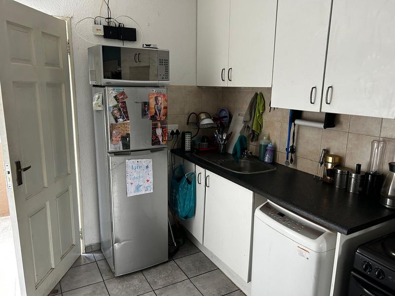 Two bedroom upstairs unit - Photo 3