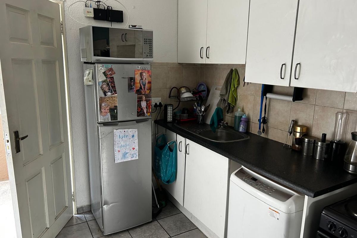 Two bedroom upstairs unit - Photo 3