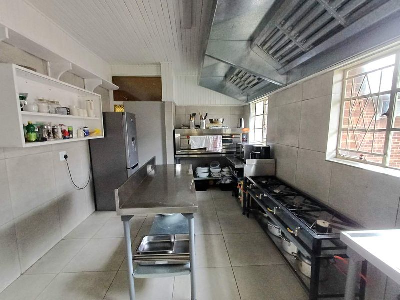 Elegant Multi-Room Residence with Exceptional Entertaining Potential - Photo 3