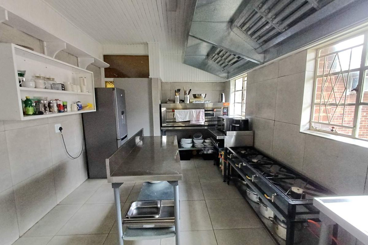 Elegant Multi-Room Residence with Exceptional Entertaining Potential - Photo 3