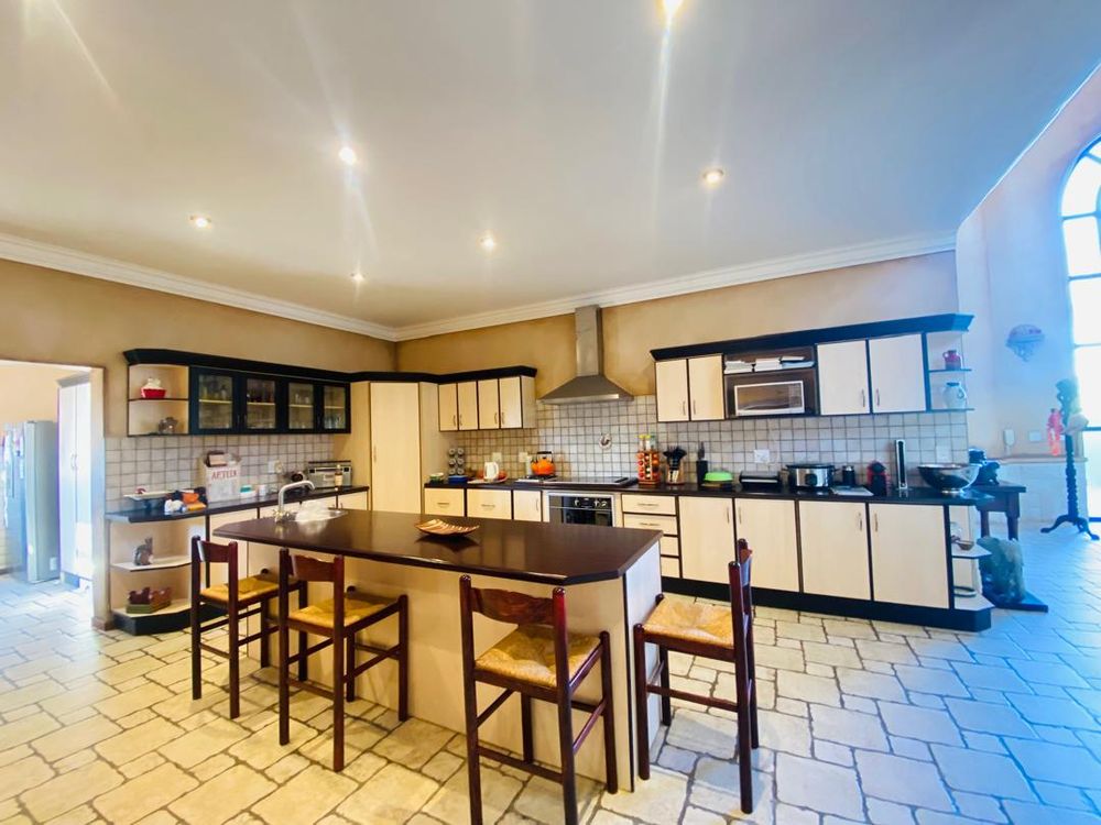 Kitchen with buil-in cupboards