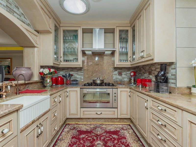 Large Immaculate Family Home with 2 Bedroom Flat - Photo 5