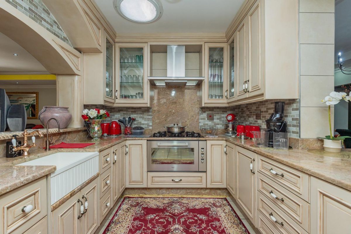 Large Immaculate Family Home with 2 Bedroom Flat - Photo 5