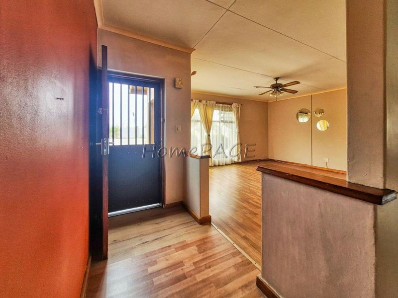 Meersig, Walvis Bay:  Neat Older 4 Bedroom home is for sale - Photo 3