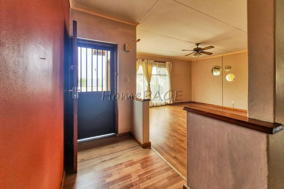 Meersig, Walvis Bay:  Neat Older 4 Bedroom home is for sale - Photo 3