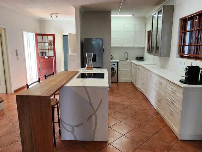 Spacious unit in small complex of only 6 units - Photo 2