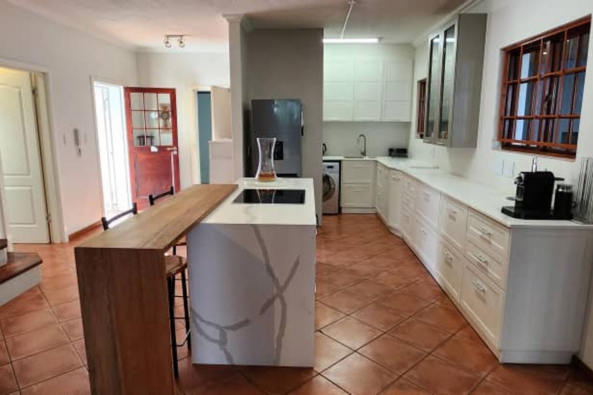 Spacious unit in small complex of only 6 units - Photo 2