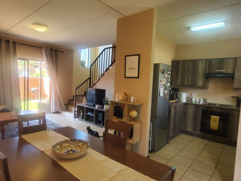 Stunning 2-bedroom pet-friendly duplex townhouse For Sale in Helderkruin - Photo 2