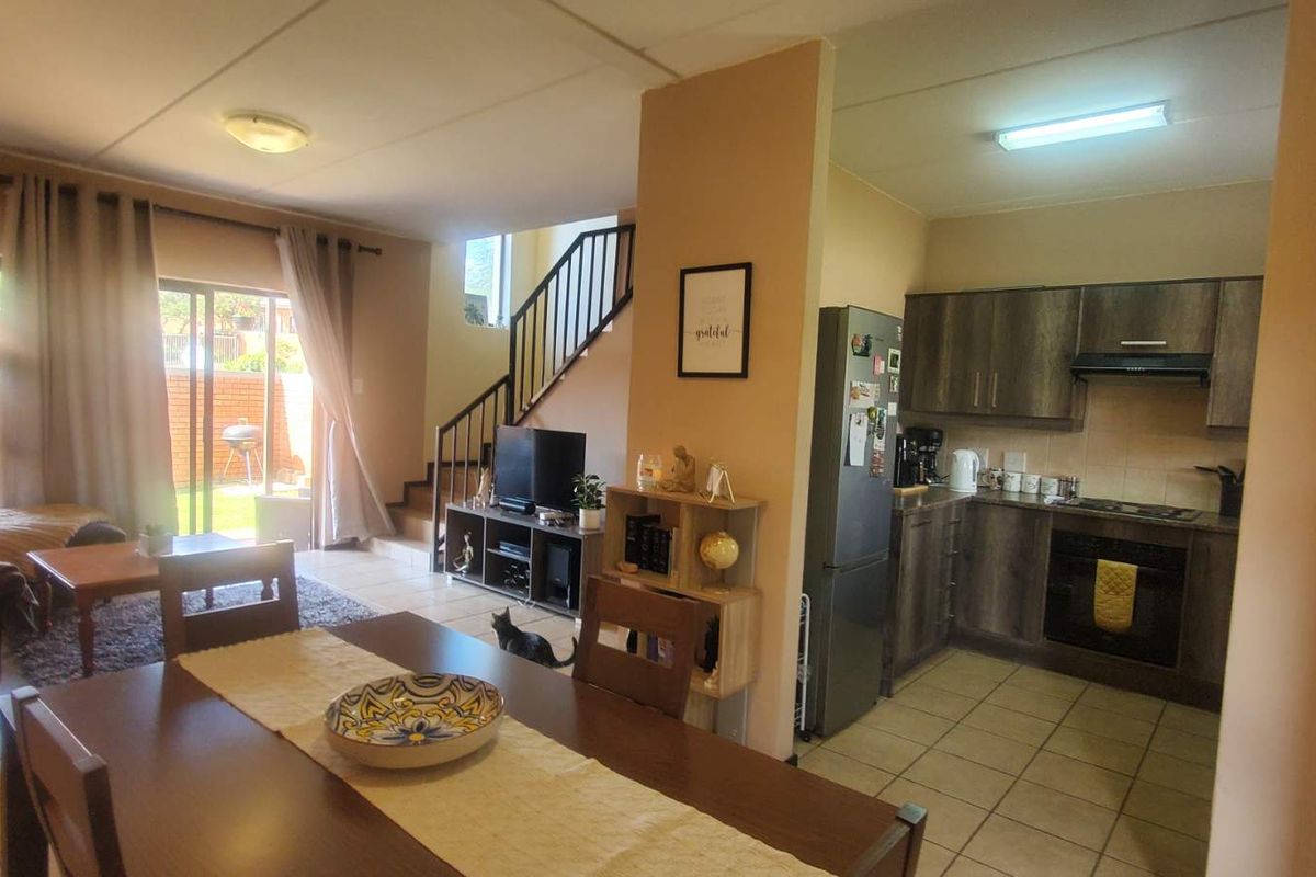 Stunning 2-bedroom pet-friendly duplex townhouse For Sale in Helderkruin - Photo 2